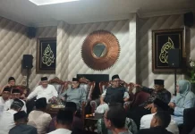 Dendang Seni Bakelong Hibur Tamu Tokoh Sumbawa Din Syamsudin