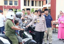 Polres Sumbawa Kembali Bagikan Ratusan Paket Takjil Gratis