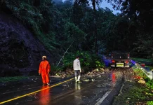 Petugas Gabungan Bersihkan Material Longsor di Jalur Pusuk Sembalun