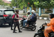 Patroli Bersepeda Sat Samapta Polresta Mataram bagi Takjil Pererat silahturahmi