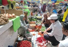 Wabup Loteng HM Nursiah Turun ke Pasar, Pastikan Harga Terkendali