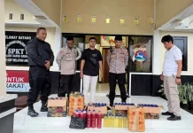 Polsek Sakra Barat Amankan 134 Botol Miras dalam Razia Sore Hari