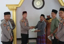 Safari Jum’at di Kayangan, Kapolres Tekankan Toleransi dan Serahkan Bantuan