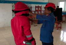 Berpotensi Membahayakan Siswa, Damkarmat Lotim Evakuasi Sarang Tawon di Boarding