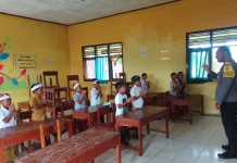 Isi Kekosongan, Bhabinkantibmas di Pelosok Tambora Nyambi Jadi Guru Agama Hindu