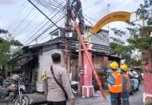 Kabel Tiang Listrik Terbakar di Petemon, Polisi dan PLN Sigap Amankan Lokasi
