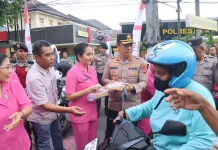 Polresta Mataram dan Bhayangkari Bagikan Takjil kepada Pengendara