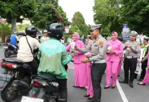 Satlantas Polresta Mataram Bagikan Takjil Sambil Edukasi Pengendara