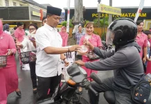 Sat Reskrim Polresta Mataram Bagikan Ratusan Paket Takjil ke Pengendara