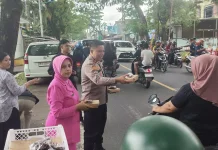 Polsek Ampenan dan Bhayangkari Bagi-bagi Takjil ke Pengendara