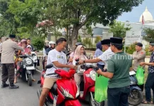 Polres Lombok Timur Berbagi Takjil, Pererat Silaturahmi di Bulan Ramadhan