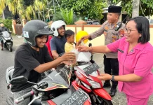 Polsek Narmada Bagikan 300 Paket Takjil kepada Pengendara