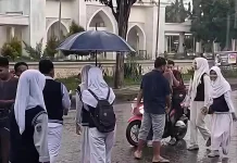 Meski Diguyur Hujan, Siswa dan Guru SMPN 2 Bima Tetap Berbagi Takjil