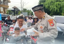 Semarak Ramadan, Polres Lombok Timur Rutin Berbagi Takjil Setiap Hari