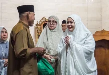 Ratusan Paket Sembako Dibagi Wagub NTB saat Safari Ramadan di Dompu