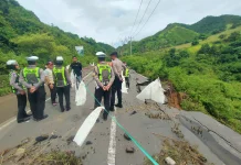 Jalan Amblas di Kawasan Lancing Ganggu Aktivitas Warga