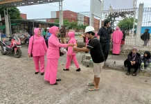 Polsek Pelabuhan Laut Bima Berbagi Takjil dengan Buruh dan ABK