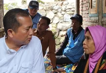 Gubernur dan Baznas NTB Bagi Sembako untuk Warga di Bima