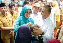Gubernur Temui 12 Balita yang Stunting di Desa Nggembe