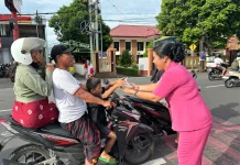 Giliran Satresnarkoba Polresta Mataram Bagi-bagi Takjil jelang Berbuka Puasa