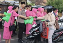Polresta Mataram Bagikan Ratusan Paket Takjil di Jalan Majapahit