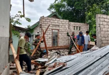 Pemdes-TNI Tangani Dampak Puting Beliung di Loteng, 28 Rumah Diperbaiki Bertahap