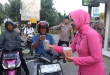 Kapolres Bima Gandeng Mahasiswa Cipayung Bagi Takjil ke Pengguna Jalan