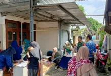 Babinsa Wanasaba Turut Membantu Kegiatan Posyandu.