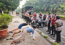 Polisi Bubarkan Perang Petasan di Udayana, Pelaku Dihukum Push Up