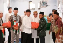 Ramadan Berbagi, Bupati Bima dan Wabup Serahkan Paket Sembako