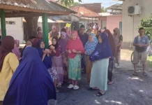 Emaq Emaq Cilinaya Indah Berbagi Sembako dengan Warga Kurang Mampu