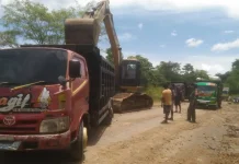 Warga Lunyuk Gotong Royong Perbaiki Jalan Rusak