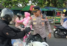 Polsek Narmada Bagi 300 Takjil ke Pengendara jelang Berbuka Puasa