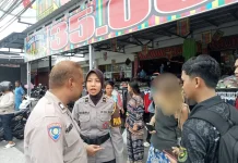 Polsek Ampenan Evakuasi WNA Pingsan di Depan Ruko Sukaraja