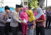Kapolda NTB Berbagi Takjil untuk Warga yang melintas depan Mako Polda NTB