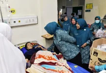 Peringati HKG, PKK Kabupaten Bima Bagi Takjil di RSUD