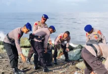 Ditpolairud Polda NTB Aksi Bersih Pantai Sekarbela di Bulan Ramadan