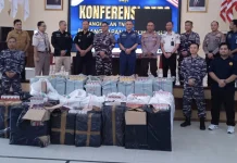 TNI-Bea Cukai Sita Setengah Juta Batang Rokok Selundupan di Pelabuhan Lembar