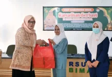 Ramadan Berbagi, DWP Bima Salurkan Paket