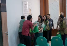 Berbagi di Bulan Ramadan, Kanwil Kemenkum NTB Salurkan Zakat Fitrah dan Bingkisan