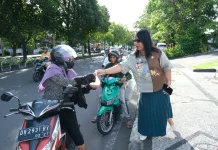 Kanwil Kemenkum NTB Berbagi Takjil kepada Pengguna Jalan Majapahit Mataram