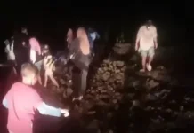 Banjir Tutup Ruas Jalan, Warga Terpaksa Berjalan Kaki