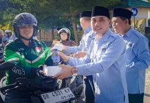 BKPRMI NTB Bagikan Takjil untuk Pengguna Jalan di Gerbang Selatan Islamic Center