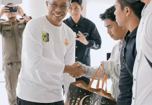 KORPRI Lombok Timur Bagikan Bingkisan Lebaran untuk Tenaga Honorer Non-Database