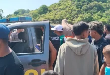 Polsek Sape Evakuasi Mayat yang Ditemukan di Tepi Pantai Desa Kowo