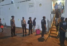 Personel Ops Ketupat Rinjani 2026 Amankan Kedatangan Kapal KM AWU di Pelabuhan Bim