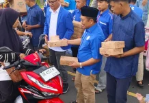Warga Terima Paket Takjil dari Ketua PAN NTB