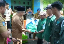 Wali Kota Serahkan Paket Sembako Bagi Petugas Kebersihan hingga Tenaga Kontrak