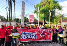 PDIP Kota Mataram Bagikan Sembako dan Takjil, Warga Antusias