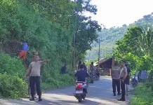 Jelang Idul Fitri, Polsek Rasanae Timur dan Warga Gotong Royong Bersihkan Jl. Dodu
